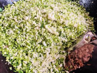 客家小吃:蒜苗粿(葫粄)➕菜头粄,加入蒜茎翻炒均匀