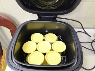 小吃蛋挞，既可作为早餐又是下午茶,放到锅里烤，分了上下两层