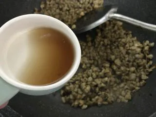 萝卜干炒蚬肉（麻辣风味）,延锅边倒入料酒继续翻炒。