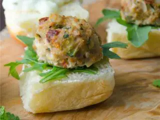 地中海风味火鸡肉丸,把烤好的肉丸放在盘里，黄瓜酸奶酱放于小碗中一起上桌。切开小圆面包垫在肉丸下面，配上芝麻菜。