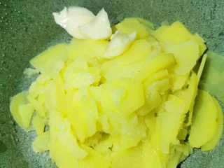 贵阳小吃洋芋粑,蒸熟后倒入盆里,趁热加猪油使用你的无情铁手剁剁剁。