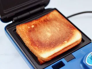 风味酸黄瓜鸡肉热压三明治,3分钟后美腻好吃的风味酸黄瓜鸡肉热压三明治就做好了。