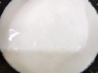 清火滋补之莲子双皮奶,奶锅里加入牛奶