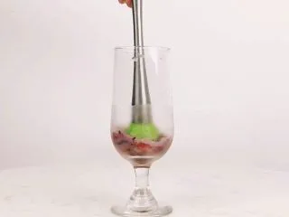 花看半开，酒饮微醺，是人生最好的状态,取冷饮杯，倒入新鲜无籽葡萄，并用调酒压棒捣碎