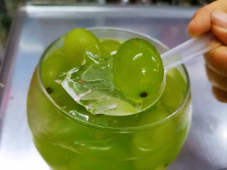 双色青提果冻杯,酸酸甜甜的青提配上滑嫩的果冻，超级好吃！