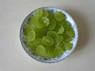 西班牙水果酒,大名鼎鼎的桑格利亚汽酒,简单几步就能做,葡萄切两半