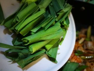 无法拒绝的下饭菜～回锅肉,倒入青蒜叶