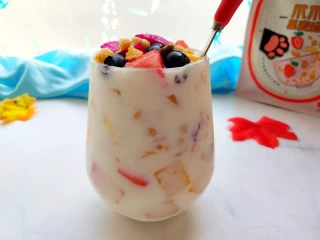 夏日低脂消暑甜品:果麦脆酸奶杯,再倒入水果，果麦脆酸奶杯做好，大颗的果粒，吃着真舒服，低脂还不怕长胖！
