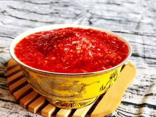 百搭风味辣椒酱,百搭风味辣椒酱颜色鲜红，味道鲜美，香辣适宜，开胃祛湿。拌面，拌饭，做菜都可以，放入冰箱冷藏可以长期保存~