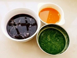 彩虹馄饨(宝宝超爱吃),把菠菜、紫甘蓝和胡萝卜分别用料理机榨成汁,菠菜可焯水后再榨汁。