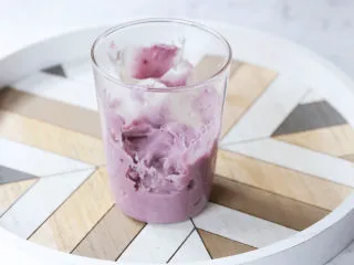 芋泥波波奶茶,将芋泥铺上杯底，杯的四周也涂抹上不规则的芋泥