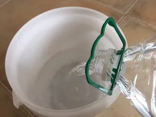 夏日果味酵素饮品,倒入4.5升水 备用