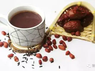 营养饮品紫米浆,材料大家可以更丰富化,根据个人喜好,放入芝麻、杞子、核桃坚果类等,喜欢带点甜味的,还可以加入适量的冰糖或牛奶进行调味。