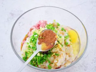 鲜虾猪肉馄饨,加入五香粉