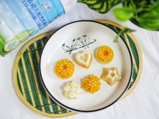 百变水果 芒果冰格,放入冰箱冷冻层,隔四个小时候就OK啦。太漂亮啦。