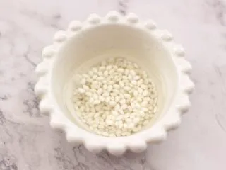 核桃花生红枣露,糯米洗净后放入碗里，加入适量清水浸泡半个小时。