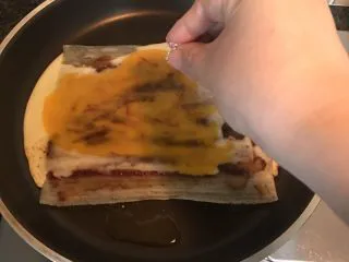 街头风味东北烤冷面,撒上白糖