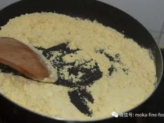 老北京小吃之“驴打滚”,红豆沙因为水多蒸的慢,在蒸糯米面的20分钟红豆沙肯定没好,在这个时间来炒黄豆面,要小火不停翻炒,防止炒糊,炒到黄豆面颜色变深两个色度闻到黄头面特有的香气关火。