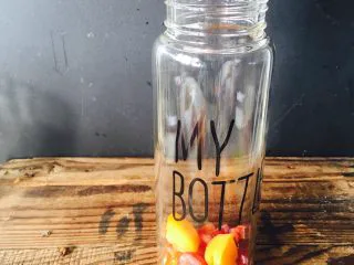 美丽的水果饮品,加几块杏子