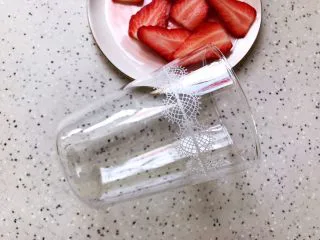 粉嫩少女心～草莓酸奶昔,取一个你喜欢的玻璃杯