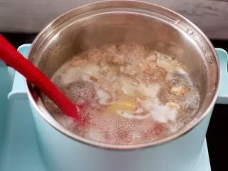 番茄牛肉炖土豆,大火把牛肉煮沸后，继续煮5分钟左右后，捞出沥干水分备用。