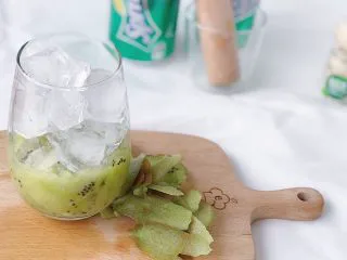 奇异果气泡饮,放入适量冰块