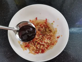 粉丝蒸金针菇,加入1勺蚝油，搅拌均匀备用