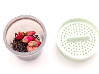 蔓越莓沃柑冷萃果茶,取出茶仓，放入红茶和玫瑰花。