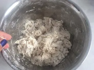 手抓饼——完美复制街头小吃,用温水和面,要一点一点慢慢加,搅拌成絮状