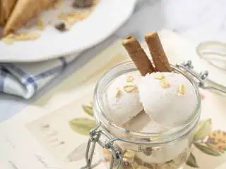 酸甜的夏，ALDI养生山药谷物蛋筒,罐子底部用麦片铺底，舀入三个山药芋泥球，插上榛子/香草味威化卷，冰淇凌般的造型让这道早餐有了更浪漫的气息。当然，冰镇一下，口感更佳。