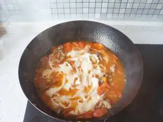 番茄肥牛刀削面,放入刚才煮好的刀削面即可