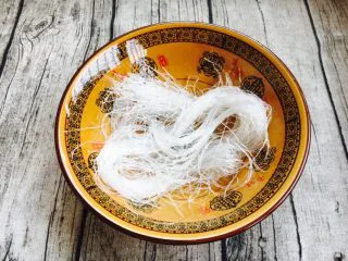 低油低盐健康美味下饭菜 牛背筋粉丝煲,粉色泡软了即可 粉丝泡的时间要依据粉丝得粗细，粉丝的材质而定。