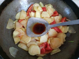 西红柿青椒土豆片,把土豆片翻炒至透明，放入一勺生抽翻炒