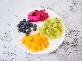 椰香西米水果芋圆,把所有的水果洗净切成小块备用