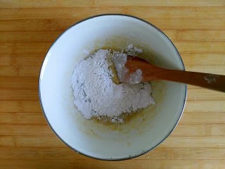 风情花生酱香蕉丸子,加入80克糯米粉（预留20克，一点一点试着加，直到报团）混合均匀无干粉能报团