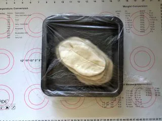 河南小吃-羊肉烩面,13、整理好所有的面胚后盖上保鲜膜松弛30分钟以上。