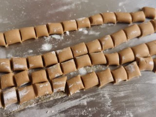 宅家自制珍珠奶茶,切成大小均匀的小面块。