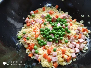 火腿豌豆蛋炒饭,加入焯好的豌豆。