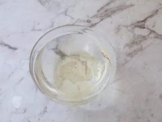 牛奶咖啡果冻,吉利丁片用水泡软备用