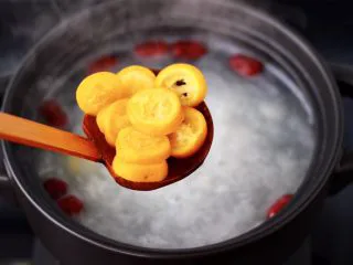 金燕耳金桔桂圆羹,这个时候加入切片的金桔。