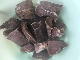 风味麻辣牛肉干,把牛肉再切小块，放入微波炉烘烤二十分钟拿出