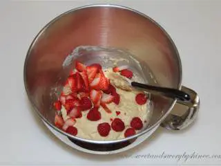 杏仁浆果麦芬,将面粉混合物和刚刚混合好的材料一起搅拌约1分钟,再加入草莓(1/2 杯)和树莓。