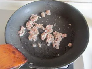 雪菜肉末烧豆腐,锅中留少许油， 下入肉末煸炒；