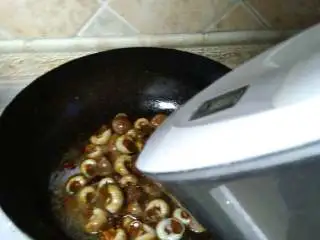 #烟台特色小吃，酱爆海蚍蛴#,海蚍蛴翻炒一会在到点水锅里，盖上锅盖，大火五分钟，