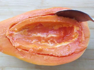 椰香木瓜鲜奶,木瓜去籽舀肉