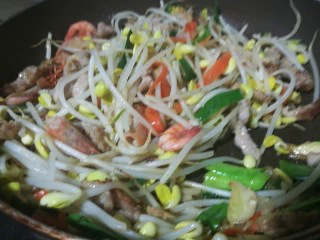 快手菜，肉丝豆芽爆海虾,加入韭菜翻炒，加入炒过的肉丝海虾翻炒，加料酒、盐调味，起锅