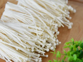 金针菇好吃又简单的做法，超级下饭哦！,撕成段备用