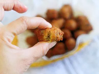 老北京小吃之“干炸小丸子”,一捏就裂开,这就是玉米淀粉的功劳。