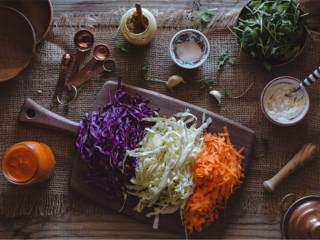 全素三明治配西班牙风味酱汁,把红甘蓝 、卷心菜 和胡萝卜 切成细丝。