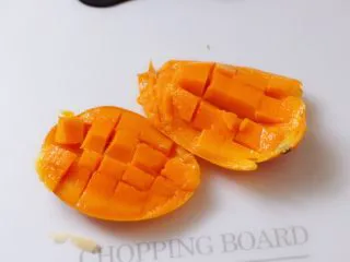 芒果苹果奶昔,把芒果切开后先去核，再在芒果肉上切方格。